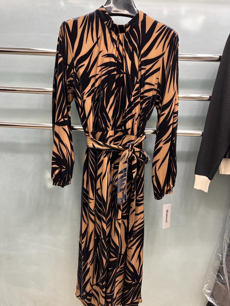 Dress 6 / 10
